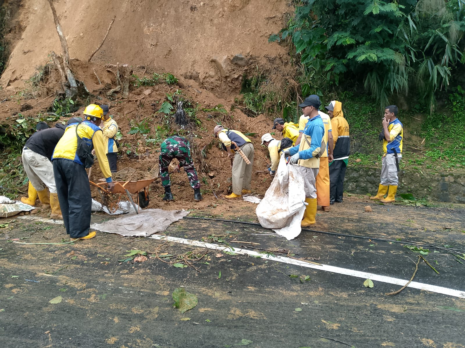 Hujan Mengguyur, Longsor Ganggu Jalur Sukabumi–Lebak
