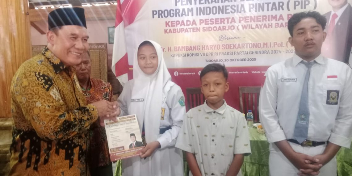 Legislator Gerindra Kembali Serahkan Bantuan PIP untuk Pelajar di Sidoarjo Barat