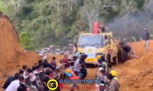 Momen Gotong Royong Petugas dan Warga Aceh Tengah Tarik Truk Pembawa Material Listrik