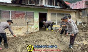Personel Brimob Lanjutkan Bersih-bersih Rumah Warga dan Buat Saluran Air di Sumbar