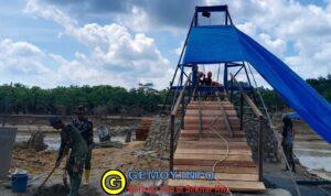 Sinergi TNI dan Sipil Bangun Jembatan Sungai Tamiang