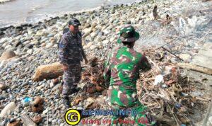 Pos TNI Angkatan Laut Manna Berkolaborasi Dengan Kodim 0408/BS Bersihkan Pantai Pasar Bawah