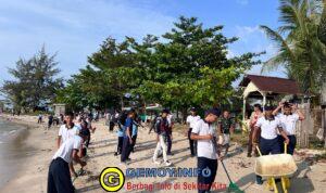 Lanal Dabo Singkep, Gelar Aksi Bersih Pantai, Dalam Program, “Pantai Bersih”, di Pantai Sekop