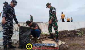 Dukung Indonesia Asri, Pos TNI AL Mukomuko Bersinergi Laksanakan Kebersihan Pantai Abrasi