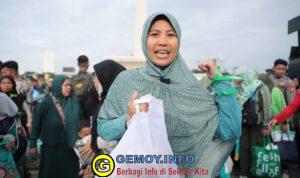 Ibu Ini Unboxing Paket Sembako dan Baju Gamis di Pasar Murah Pemerintah: Isinya Padat Banget!