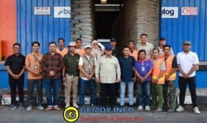 Di Tengah Sidak Gudang Bulog di Magelang, Prabowo Sapa dan Foto Bareng Pegawai